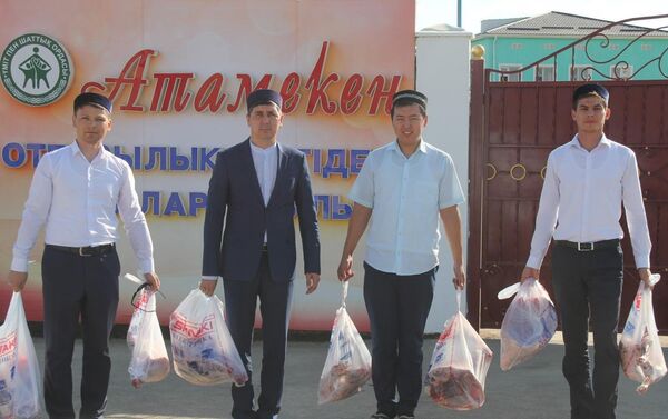 Раздача мяса малоимущим и многодетным семьям в день Курбан айта - Sputnik Казахстан