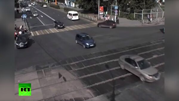 В Перми автомобиль без водителя въехал в толпу пешеходов - Sputnik Казахстан