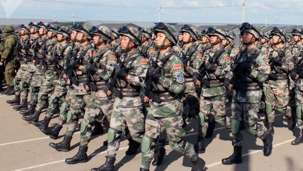 Военнослужащие из Китая и Индии готовят на специально развернутых полевых кухнях   - Sputnik Казахстан