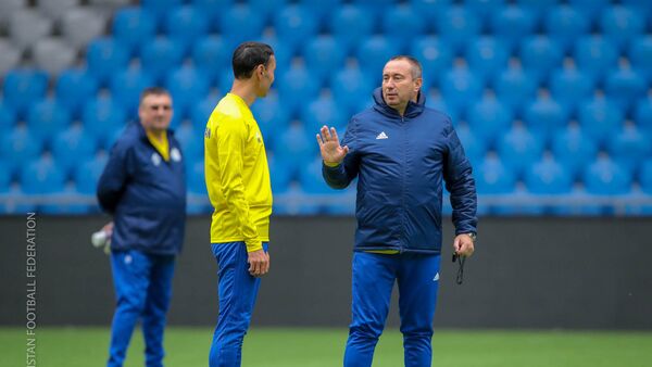 Станимир Стойлов во время тренировки национальной сборной Казахстана по футболу - Sputnik Казахстан