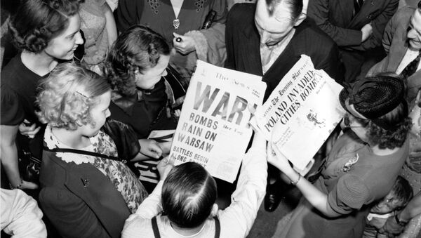 Люди читают газеты, вышедшие с заголовками о бомбежке в Польше, 1 сентября 1939 год - Sputnik Казахстан