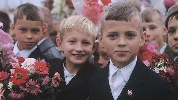Ученики на торжественной линейке, архивное фото - Sputnik Казахстан