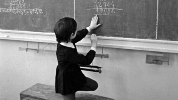 Ученица отвечает у доски на уроке математики, архивное фото - Sputnik Казахстан