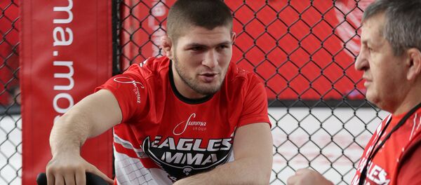 Боец смешанных боевых искусств Хабиб Нурмагомедов (слева) и тренер Абдулманап Нурмагомедов, архивное фото Боец смешанных боевых искусств Хабиб Нурмагомедов (слева) и тренер Абдулманап Нурмагомедов, архивное фото - Sputnik Казахстан