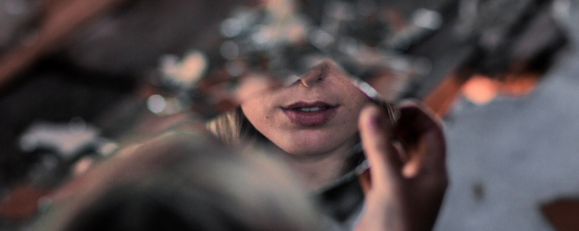Отражение женщины в зеркальном осколке - Sputnik Казахстан, 1920, 05.03.2022
