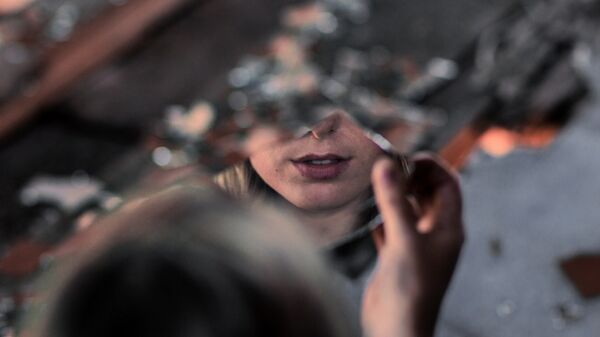 Отражение женщины в зеркальном осколке - Sputnik Казахстан