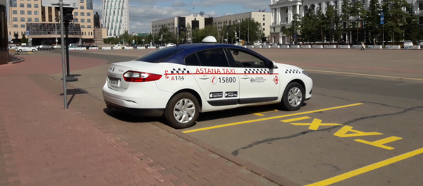 Парковка для такси перед акиматом Астаны Парковка для такси перед акиматом Астаны - Sputnik Казахстан