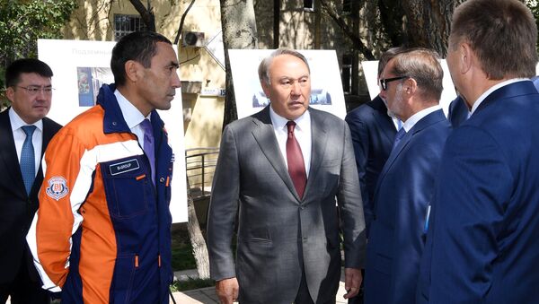 Президент РК Нурсултан Назарбаев осмотрел реконструированные улицы в Алматы - Sputnik Казахстан