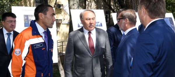 Президент РК Нурсултан Назарбаев осмотрел реконструированные улицы в Алматы - Sputnik Казахстан