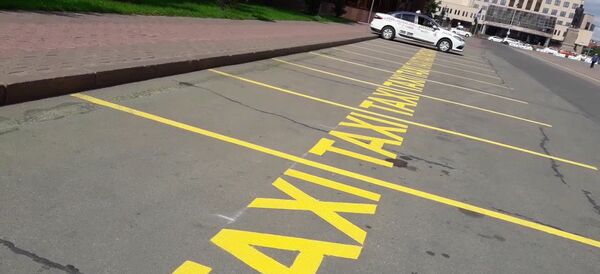 Чиновники Астаны пересели на такси - как выглядит парковка без служебных авто Чиновники Астаны пересели на такси - как выглядит парковка без служебных авто - Sputnik Казахстан