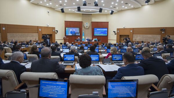 Депутаты мажилиса во время пленарного заседания  - Sputnik Қазақстан