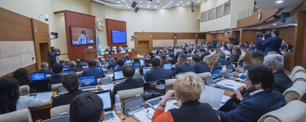 Депутаты мажилиса во время пленарного заседания Депутаты мажилиса во время пленарного заседания - Sputnik Казахстан