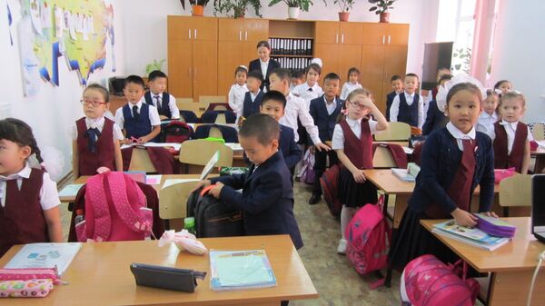 Ученики первого класса кызылординской школы №2 Мурагер - Sputnik Казахстан