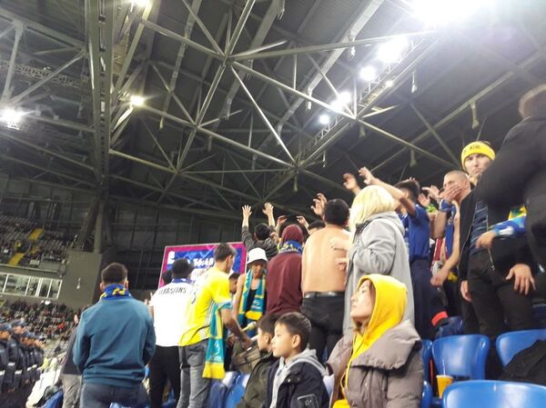 Зрители поддерживают сборную Казахстана Зрители поддерживают сборную Казахстана - Sputnik Казахстан