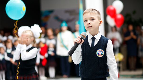 Арсений Реснянский выступает с песней на линейке в День знаний - Sputnik Казахстан