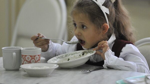 Ребенок обедает в школьной столовой, архивное фото - Sputnik Казахстан