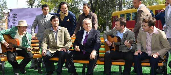 Назарбаев әртістермен бірге ән орындады Назарбаев әртістермен бірге ән орындады - Sputnik Қазақстан