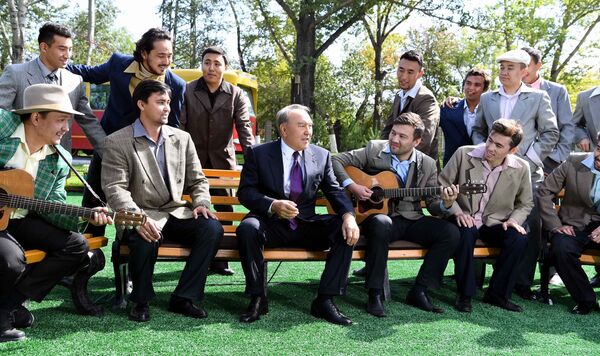 Елбасы жас әншілердің ортасында - Sputnik Қазақстан