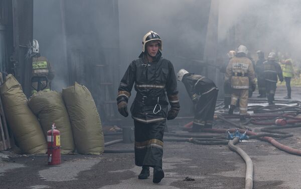 Сильный пожар на складских помещениях - Sputnik Казахстан