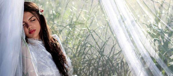 Ұйықтап отырған қыз Ұйықтап отырған қыз - Sputnik Қазақстан