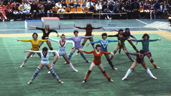 Московские студентки демонстрируют упражнения ритмической гимнастики, архивное фото - Sputnik Казахстан
