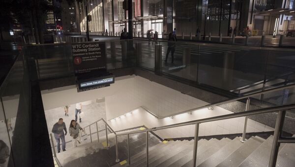 Люди поднимаются по лестнице в комплексе Всемирного торгового центра с недавно открывшейся восстановленной после теракта станции метро WTC Cortlandt в Нью-Йорке - Sputnik Казахстан
