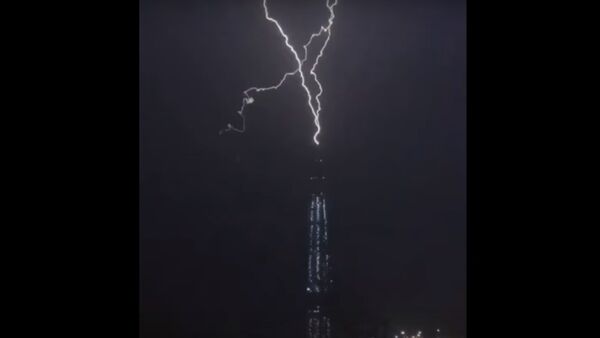 Молния ударила в самое высокое здание в Европе - Sputnik Казахстан