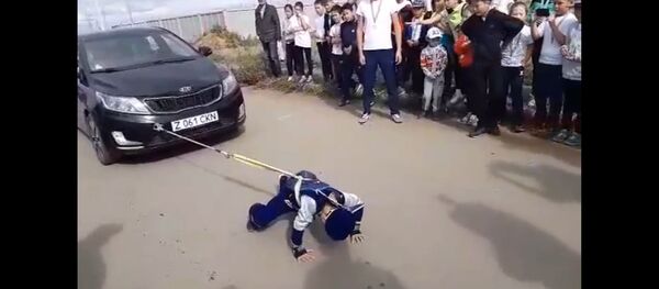 Астанада 6 жасар бала көлікті сүйреп, рекорд орнатты  - видео - Sputnik Қазақстан