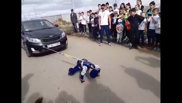 Шестилетний мальчик из Астаны протащил двухтонный автомобиль - видео - Sputnik Казахстан