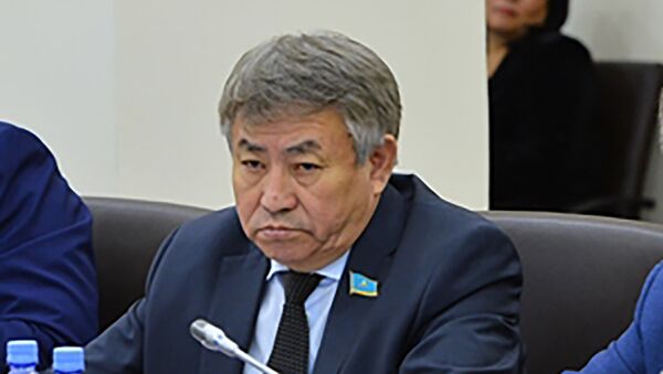 Депутат Тургун Сыздыков (в центре) - Sputnik Казахстан