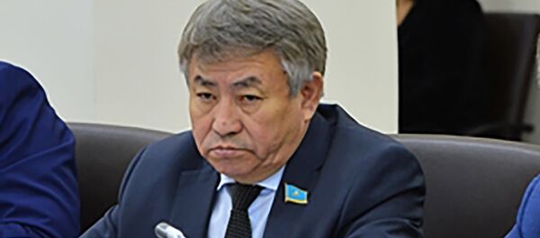 Депутат Тургун Сыздыков (в центре) Депутат Тургун Сыздыков (в центре) - Sputnik Казахстан