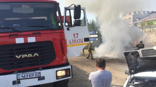 Сузуки Витара и Мерседес Бенц сгорели в мкр. Шугыла - Sputnik Казахстан