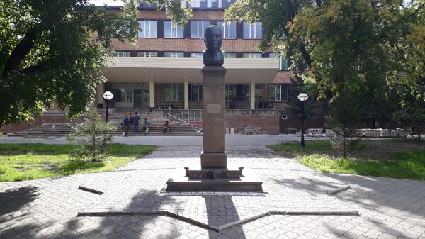 Памятник Сабита Муканова в Петропавловске - Sputnik Казахстан
