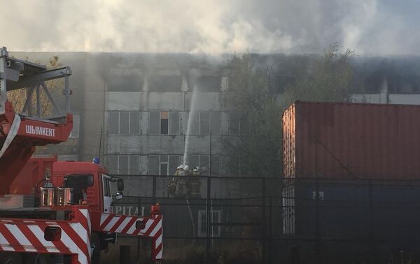 Тушение пожара на промзоне Ордабасы в Шымкенте - Sputnik Казахстан