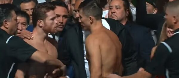 Геннадий Головкин мен Сауль Канело Альварес Геннадий Головкин мен Сауль Канело Альварес - Sputnik Қазақстан