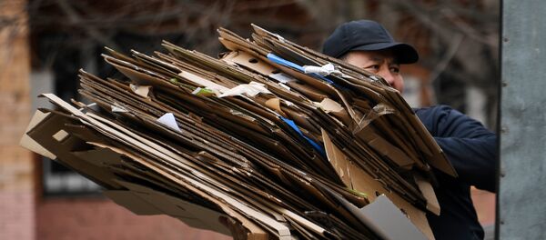 Мужчина несет картонные коробки, архивное фото - Sputnik Казахстан