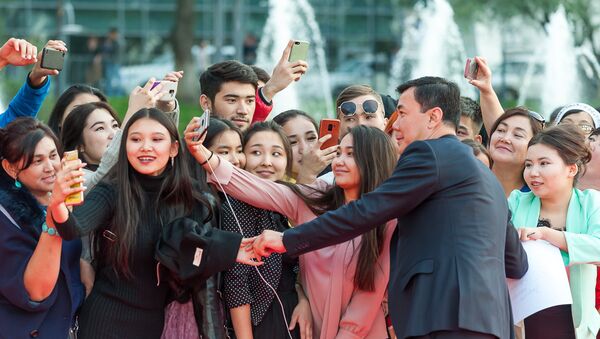 Телеведущий, шоумен Нурлан Коянбаев во время красной дорожки Almaty Film Festival - Sputnik Қазақстан