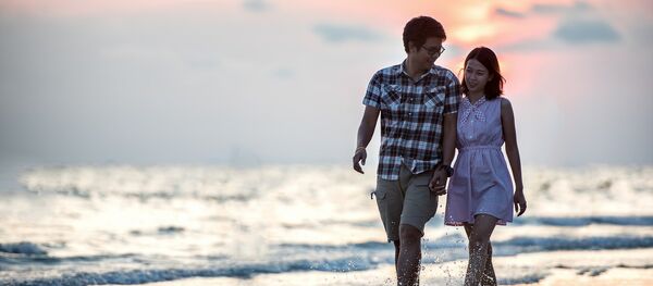 Ғашықтар көл жағасында жүріп келеді Ғашықтар көл жағасында жүріп келеді - Sputnik Қазақстан