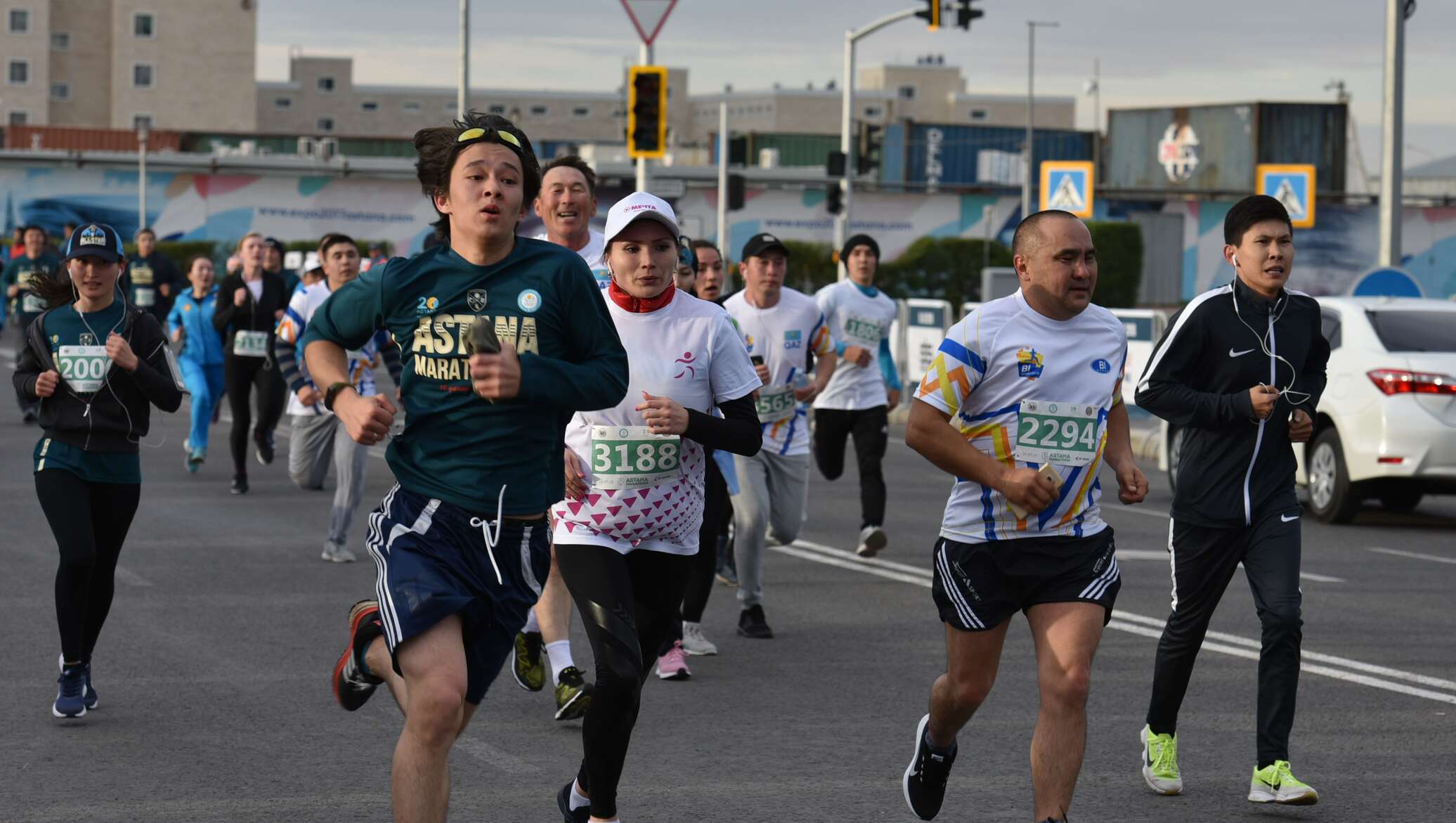 Сколько людей в астане. Беговой марафон. Марафон Атырау. Астана люди улицы. Astana half Marathon.
