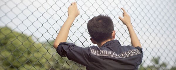 Бала қақпаның жанында тұр - Sputnik Қазақстан