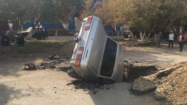 Автомобиль провалился в яму в Актобе - Sputnik Казахстан