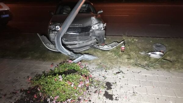 Автомобиль врезался в столб на Момышулы - Sputnik Казахстан