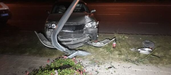 Автомобиль врезался в столб на Момышулы - Sputnik Казахстан