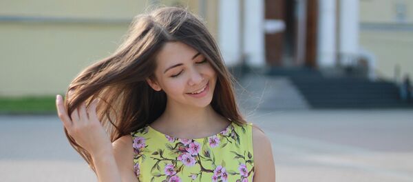 Қыз бала шашын ұстап күліп тұр Қыз бала шашын ұстап күліп тұр - Sputnik Қазақстан