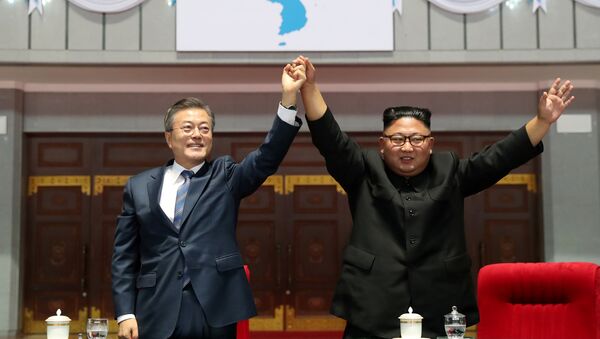 Глава КНДР Ким Чен Ын и президент Южной Кореи Мун Чжэ Ин - Sputnik Казахстан