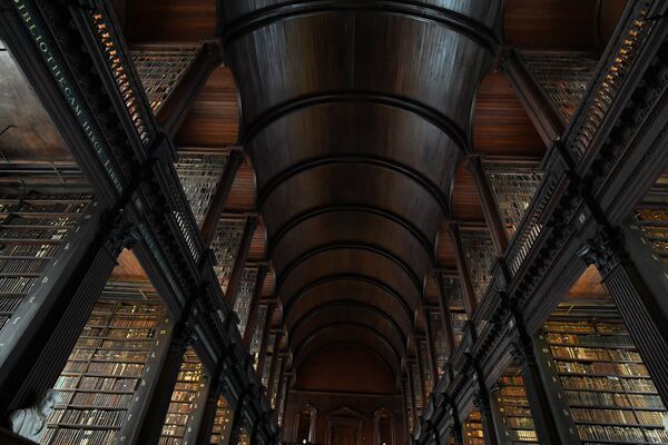 Библиотека Тринити-колледжа в Дублине, Ирландия - Sputnik Қазақстан