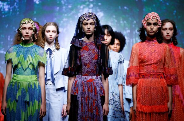 Модели представляют коллекцию дизайнера Бора Аксу на Неделе моды в Лондоне - Sputnik Казахстан
