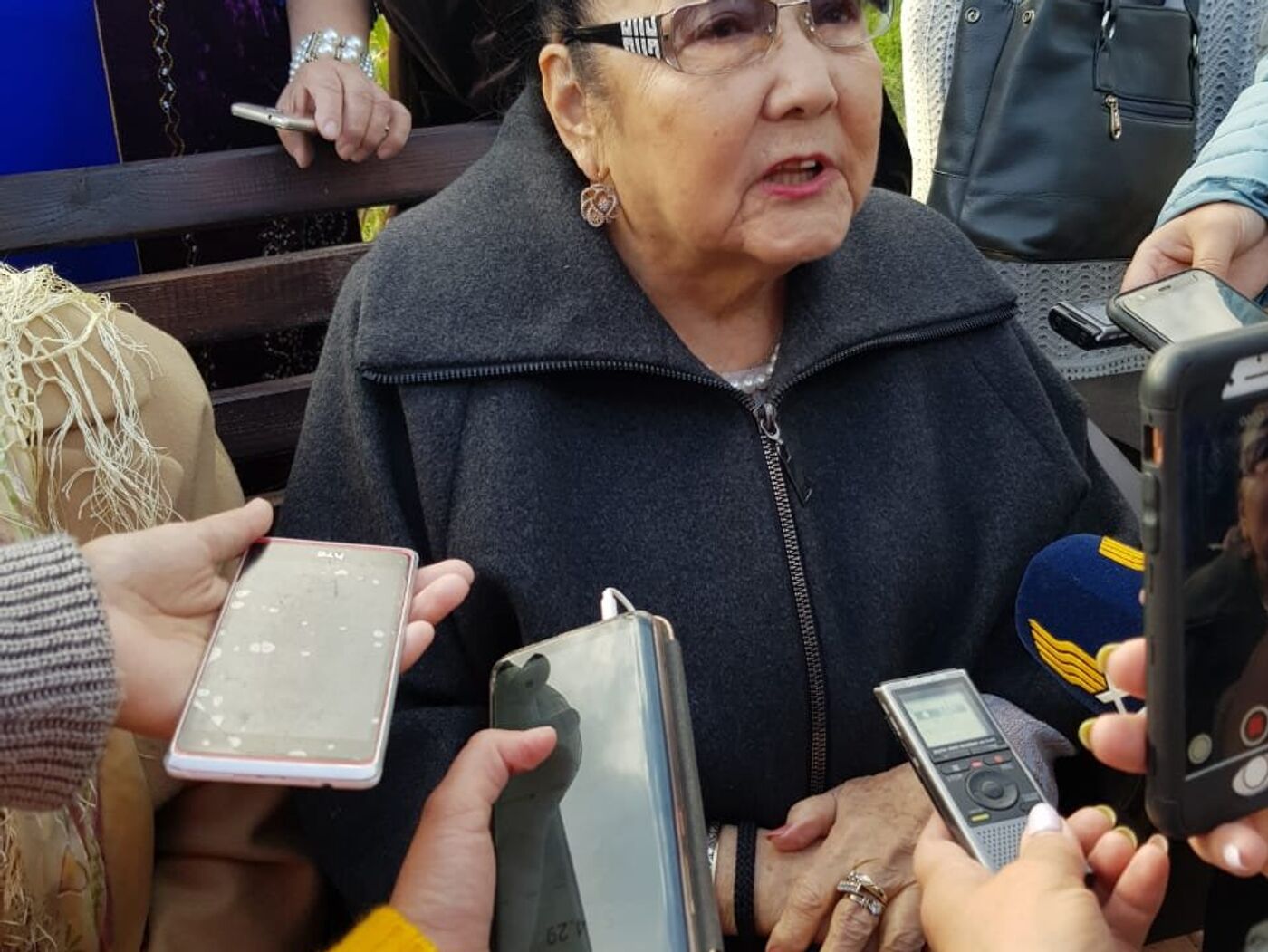 Таңертеңгі әдемі секс Қынаптағы екі әтешпен онлайн порно