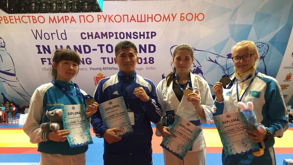 Зарина Канафина стала чемпионкой мира по рукопашному бою (вторая справа) - Sputnik Казахстан