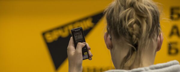 Журналистка на фоне логотипа Sputnik Журналистка на фоне логотипа Sputnik - Sputnik Казахстан